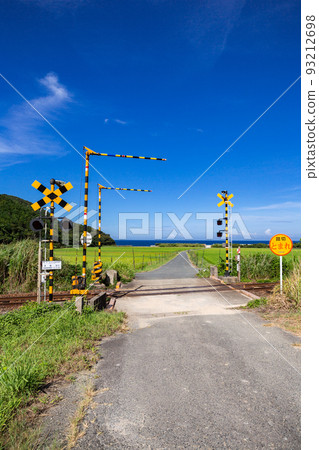 山口縣下關市豐浦町山陰本線本鄉鐵路道口和梯田景觀 93212698