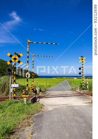 山口縣下關市豐浦町山陰本線本鄉鐵路道口和梯田景觀 山口縣下關市豐浦町山陰本線本鄉鐵路道口和梯田景觀 93212699