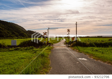 山口縣下關市豐浦町山陰本線本鄉鐵路道口和梯田景觀 93212706