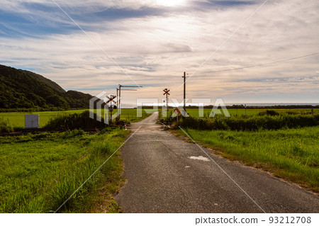 山口縣下關市豐浦町山陰本線本鄉鐵路道口和梯田景觀 93212708