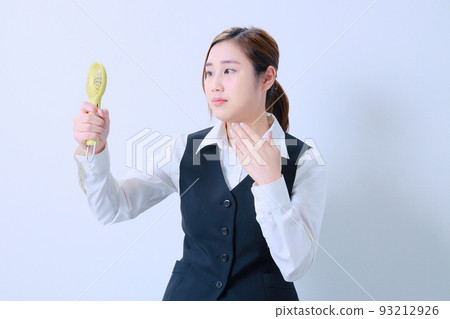 OL好奇地盯著手持風扇 OL好奇地盯著手持風扇 93212926
