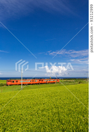 Scenery of Hongo railroad crossing and rice terraces on the San'in Main Line, Toyoura-cho, Shimonoseki City, Yamaguchi Prefecture Scenery of Hongo railroad crossing and rice terraces on the San'in Main Line, Toyoura-cho, Shimonoseki City, Yamaguchi Prefecture 93212999