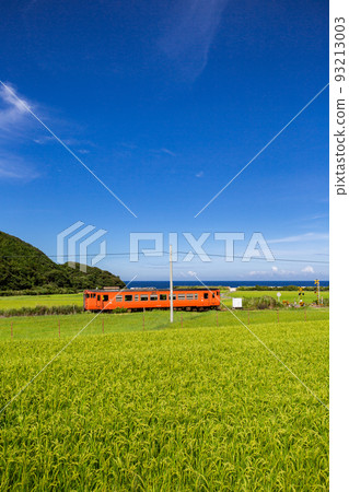 山口縣下關市豐浦町山陰本線本鄉鐵路道口和梯田景觀 93213003