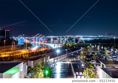 從羽田機場起飛的飛機燈光軌跡、夜間行駛的汽車、多摩川天橋夜景｜東京羽田機場周邊 93213450