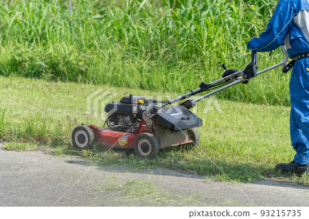 夏季割草和草坪割草 93215735
