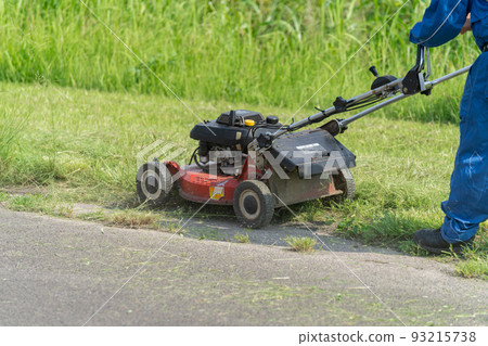 夏季割草和草坪割草 夏季割草和草坪割草 93215738
