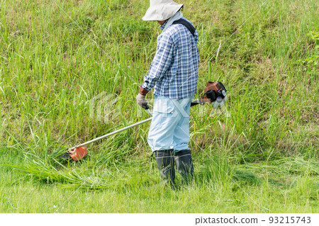 夏季割草和草坪割草 93215743