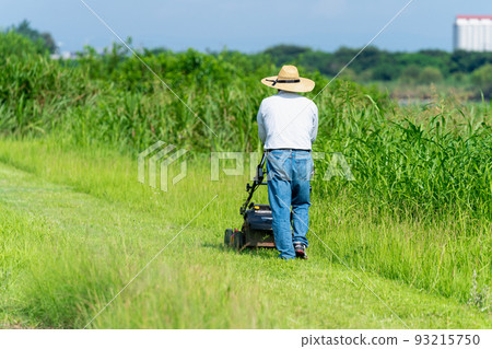 夏季割草和草坪割草 93215750