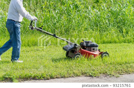 夏季割草和草坪割草 93215761