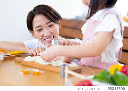 Family A girl and a mother who enjoy cooking 93215890