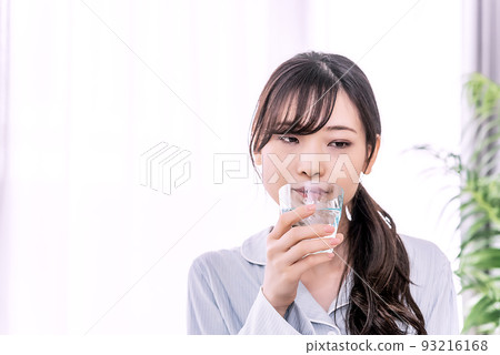 年輕女子喝水 93216168