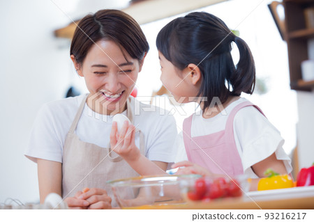 家庭 喜歡烹飪的女孩和母親 家庭 喜歡烹飪的女孩和母親 93216217
