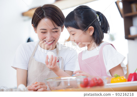 家庭 喜歡烹飪的女孩和母親 家庭 喜歡烹飪的女孩和母親 93216218