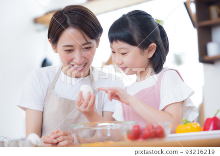 家庭 喜歡烹飪的女孩和母親 家庭 喜歡烹飪的女孩和母親 93216219
