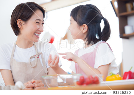 家庭 喜歡烹飪的女孩和母親 家庭 喜歡烹飪的女孩和母親 93216220