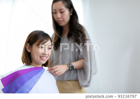 A woman who proposes a personal color 93216797