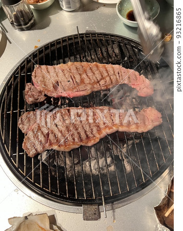 燒烤期間的燒烤 (BBQ) 牛排 燒烤期間的燒烤 (BBQ) 牛排 93216865