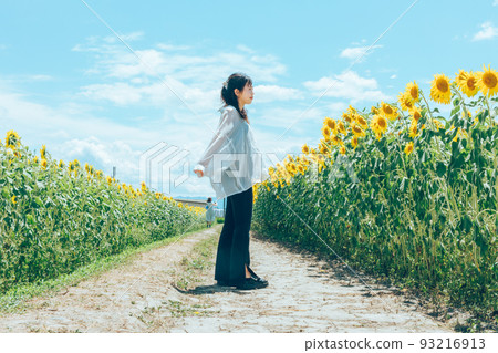 向日葵向日葵田包圍的女人 93216913