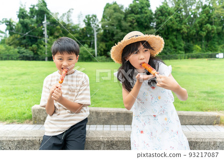 亞洲孩子在旅行休息時吃法蘭克福 93217087