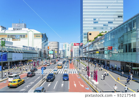[東京] 清新藍天的新宿站南口 93217548