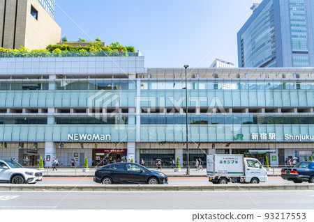 [Tokyo] Shinjuku Station South Exit with Refreshing Blue Sky 93217553
