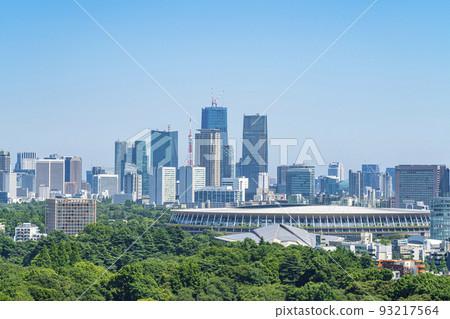 [Tokyo] Shinjuku Gyoen National Garden and urban landscape seen from Shinjuku 93217564