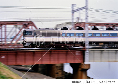 2000 Series Kiha 181 Hamakaze running on the Tokaido Main Line 93217676