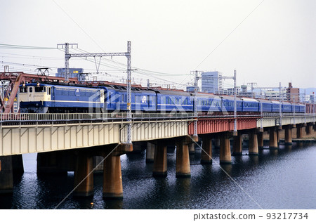 2000 EF651109 sleeper express galaxy running on the Tokaido main line 93217734