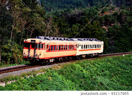 1999 Two Kiha 58 series local trains running on the Kisei East Line 1999 Two Kiha 58 series local trains running on the Kisei East Line 93217805