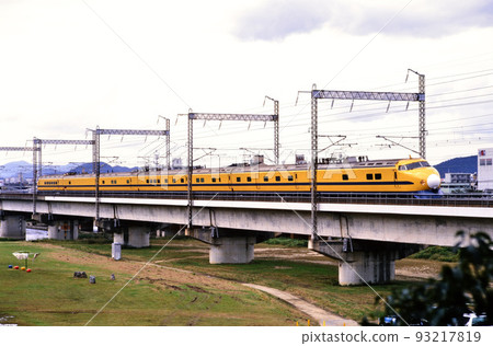 1999 922 type T2 formation Doctor Yellow running on the Sanyo Shinkansen 1999 922 type T2 formation Doctor Yellow running on the Sanyo Shinkansen 93217819