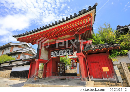 [Hiroshima Prefecture] Jodoji temple gate in sunny weather (Onomichi) 93219342
