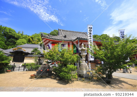 [Hiroshima Prefecture] The main hall of Jodoji Temple in sunny weather (Onomichi) 93219344