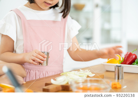 Parent and child cooking help Good friend parent and child Good friend mother and daughter 93220138