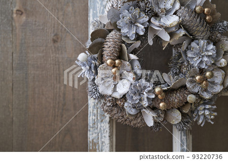 Christmas wreath decorated in an antique room 93220736