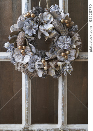 在古色古香的房間裡裝飾的聖誕花環 93220770