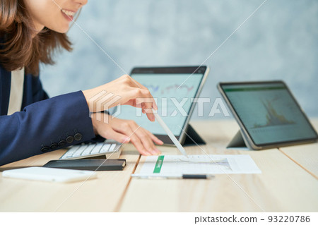 使用材料做演示的女商人 93220786