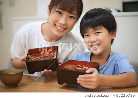 吃鰻魚飯的父母和孩子 93220789