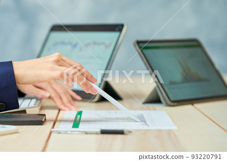 使用材料做演示的女商人 93220791