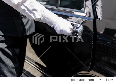 A scene where the driver of the hire (taxi) puts his hand on the door and tries to open it 93221426