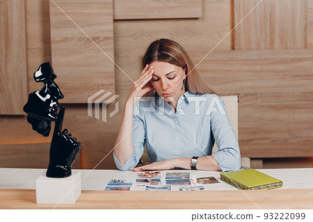 Woman coach coaching with OH cards indoor training psychology. 93222099