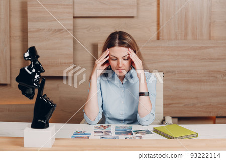 Woman coach coaching with OH cards indoor training psychology. 93222114