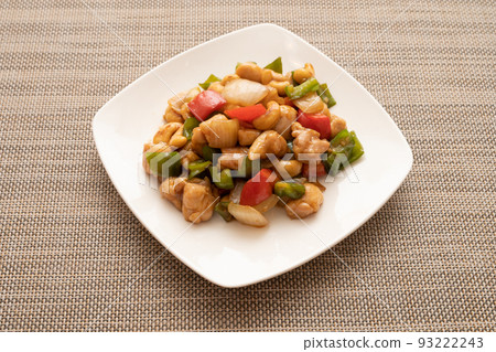 Stir-fried Chicken with Cashew Nuts and Oyster Sauce Stir-fried Chicken with Cashew Nuts and Oyster Sauce 93222243