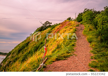 Sunset at Giant cliff at Larn island (Koh Larn). Beautiful of sea at Chonburi, Thailand. Sunset at Giant cliff at Larn island (Koh Larn). Beautiful of sea at Chonburi, Thailand. 93223342