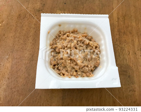 納豆在桌子上 93224331