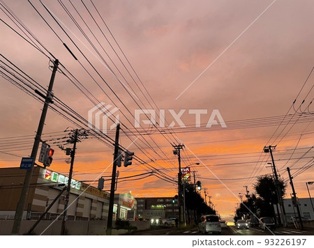 在回家的路上，我被夕陽迷住了 93226197