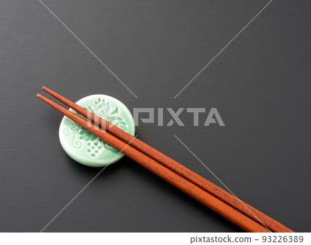 筷子和筷架的日式形象。黑色背景 筷子和筷架的日式形象。黑色背景 93226389