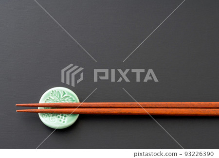 A Japanese-style image of chopsticks and chopstick rests. black background A Japanese-style image of chopsticks and chopstick rests. black background 93226390