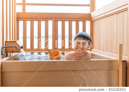 亞洲男孩在客房裡露天浴池 93226501