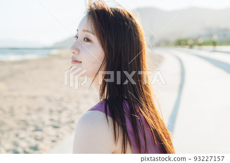 一個穿著連衣裙的年輕女子望著大海 93227157