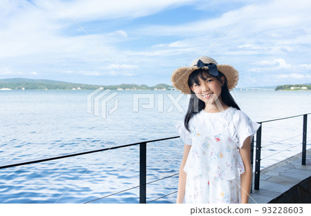 亞洲女人在海景溫泉旅館微笑 93228603